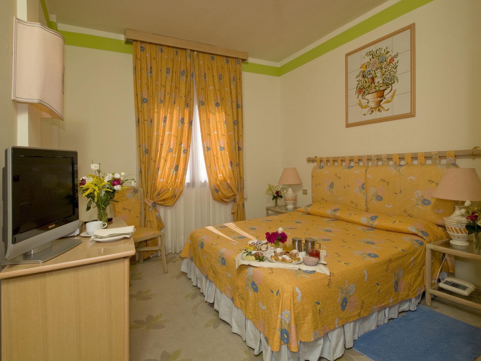 Hotel Palau Buitenkant foto