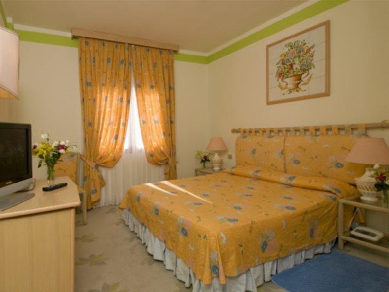 Hotel Palau Buitenkant foto